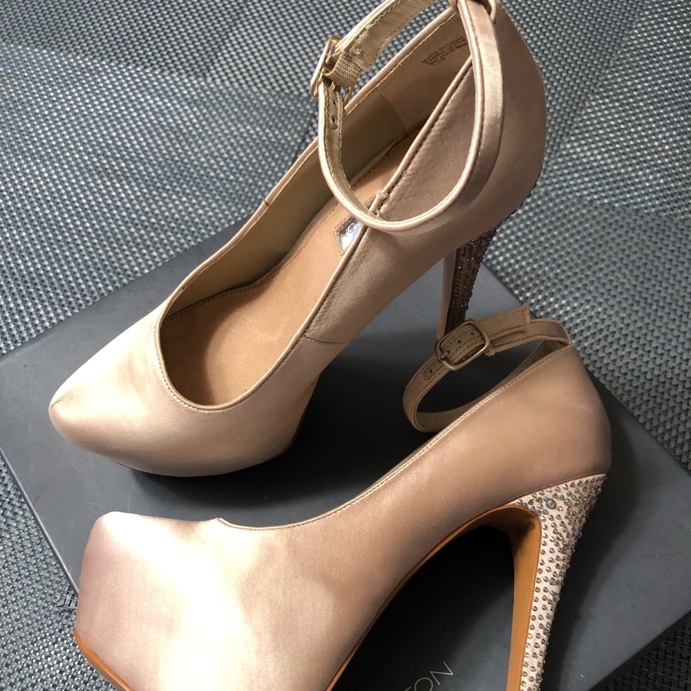 BNIB H by Halston “Hilary 2” satin platform pumps